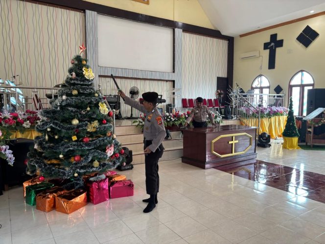 
					Malam Natal Aman, Polres Fakfak Bergerak Sterilisasi Gereja