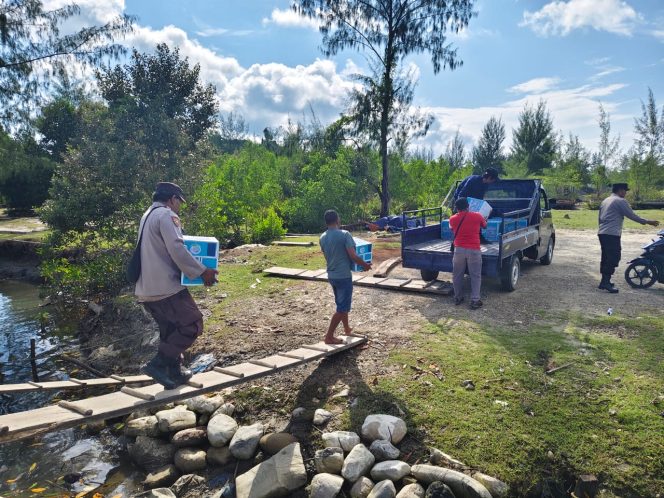 
					Kebakaran di Karas Fakfak, Polsek Karas Turun Tangan Kawal Bantuan Sosial