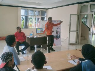 Peserta pelatihan menyimak materi dan mengikuti praktik evakuasi sebagai bekal kesiapsiagaan bencana, (Foto: EM/Frances).