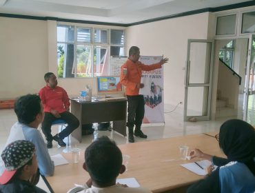 Peserta pelatihan menyimak materi dan mengikuti praktik evakuasi sebagai bekal kesiapsiagaan bencana, (Foto: EM/Frances).