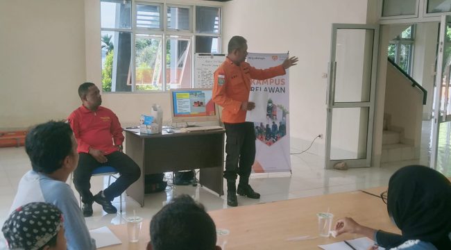 Peserta pelatihan menyimak materi dan mengikuti praktik evakuasi sebagai bekal kesiapsiagaan bencana, (Foto: EM/Frances).