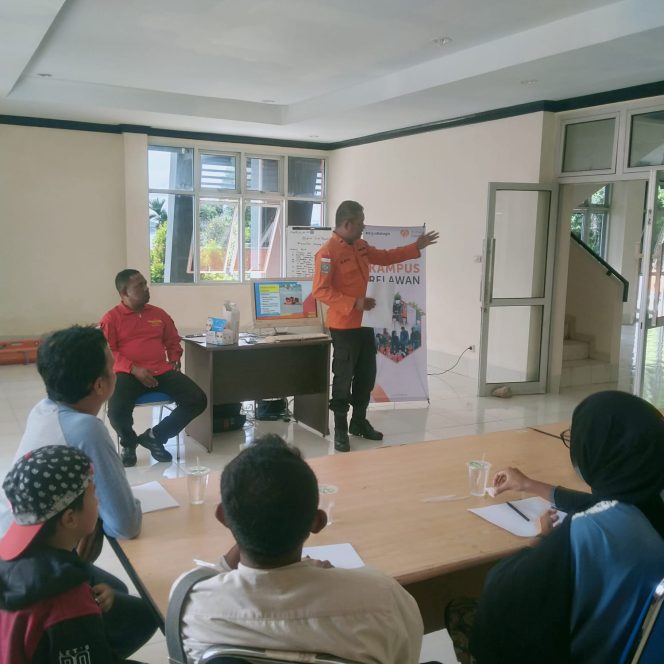 
					Peserta pelatihan menyimak materi dan mengikuti praktik evakuasi sebagai bekal kesiapsiagaan bencana, (Foto: EM/Frances).