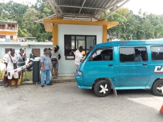 Perindag Fakfak akan menerapkan sistem portal retribusi kendaraan di Pasar Tumburuni mulai 2026 guna meningkatkan PAD dan pengelolaan pasar yang transparan, (Foto: EM/Zulkifli Rohrohmana).