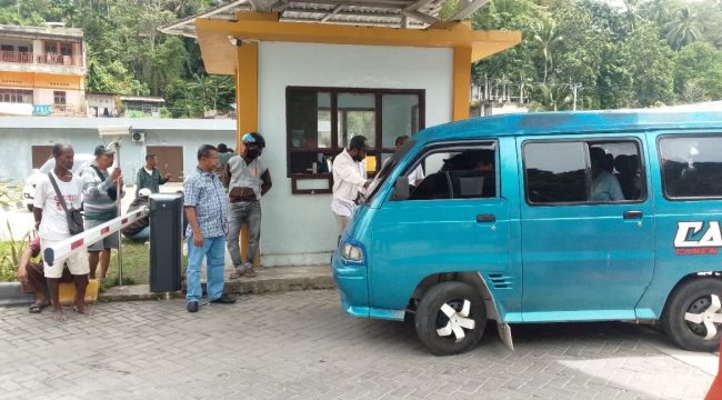 Perindag Fakfak akan menerapkan sistem portal retribusi kendaraan di Pasar Tumburuni mulai 2026 guna meningkatkan PAD dan pengelolaan pasar yang transparan, (Foto: EM/Zulkifli Rohrohmana).