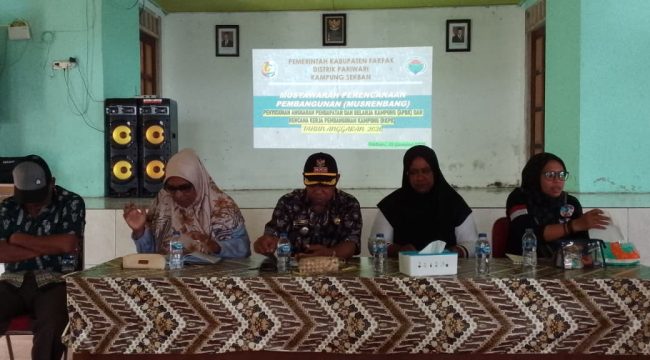 Musrenbang Kampung Sekban tetap digelar meski di tengah efisiensi anggaran. Kepala Distrik Pariwari menegaskan pembahasan fokus pada kebutuhan riil masyarakat kampung, (Foto: EM/Zulkifli Rohrohmana).