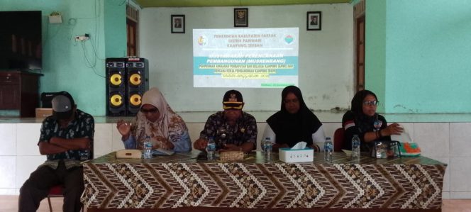 
					Musrenbang Kampung Sekban tetap digelar meski di tengah efisiensi anggaran. Kepala Distrik Pariwari menegaskan pembahasan fokus pada kebutuhan riil masyarakat kampung, (Foto: EM/Zulkifli Rohrohmana).