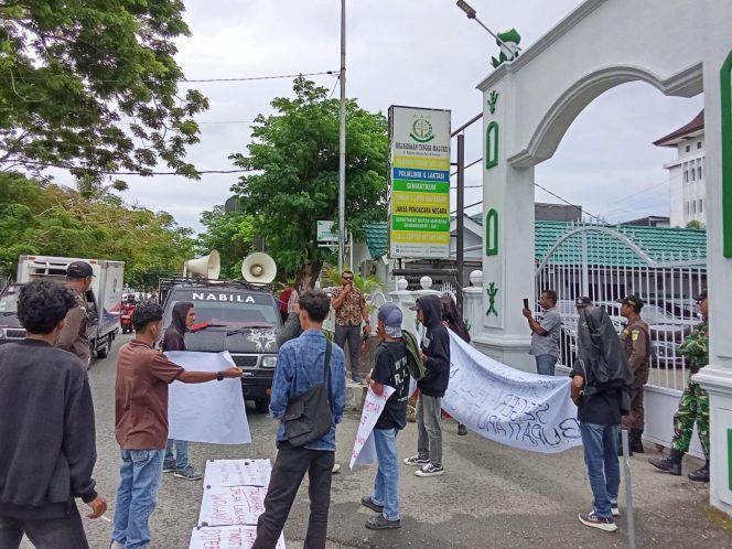 
					Aksi AMATI di Kejati Maluku: Dugaan Korupsi Jalan Wokam Disorot