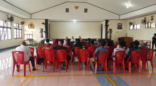 Puluhan Aktivis Aundiensi di Polres Fakfak, Minta Penanganan Kasus Narkoba Tuntas, (Foto: EM/Zulkifly Rohrohmana).