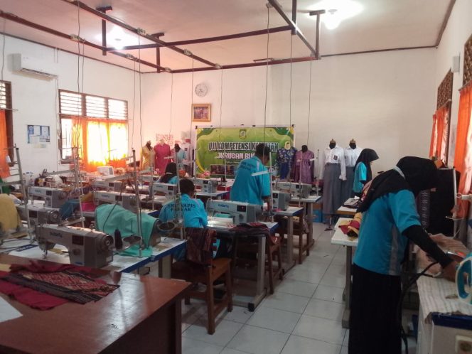 
					UKK Jadi Ajang Pembuktian, Siswi Busana SMK Yapis Fakfak Tunjukkan Kreativitas