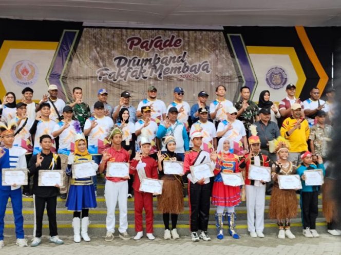 
					Semarak Fakfak Membara, Parade Drum Band Perdana Libatkan Ribuan Pelajar