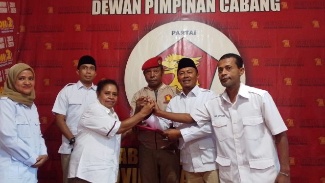 
					Momentum HUT ke-18 Partai Gerindra, Yohana Hindom dan Jufri Uswanas Resmi Bergabung