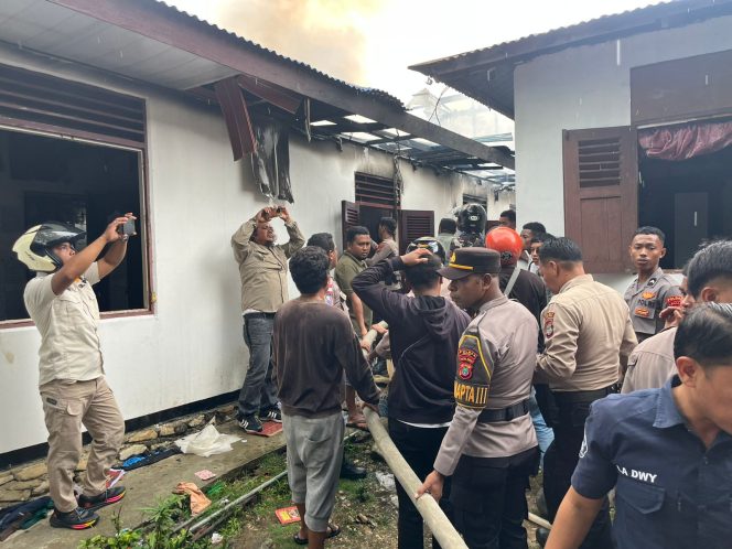 
					Api Lahap Dua Rumah di Fakfak, Polisi Pastikan Situasi Aman dan Terkendali