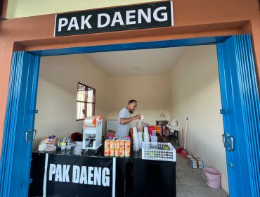 Daya Beli Masyarakat Dinilai Menurun, Pedagang Es Cincau dan Gorengan Tetap Bersyukur, (Foto: EM/Emby).