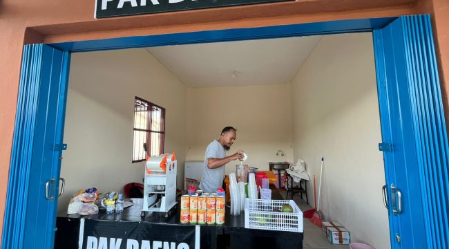 Daya Beli Masyarakat Dinilai Menurun, Pedagang Es Cincau dan Gorengan Tetap Bersyukur, (Foto: EM/Emby).