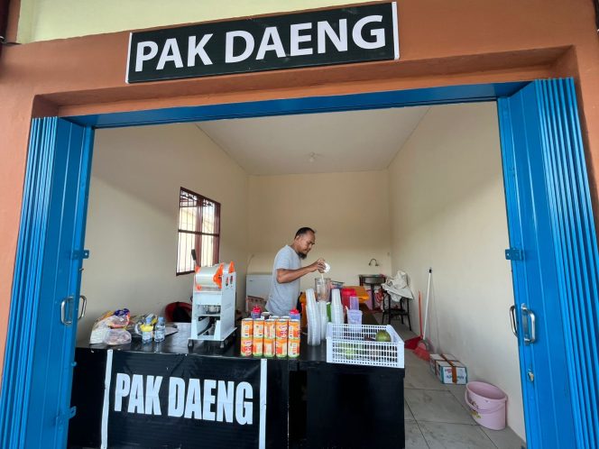 
					Daya Beli Masyarakat Dinilai Menurun, Pedagang Es Cincau dan Gorengan Tetap Bersyukur, (Foto: EM/Emby).
