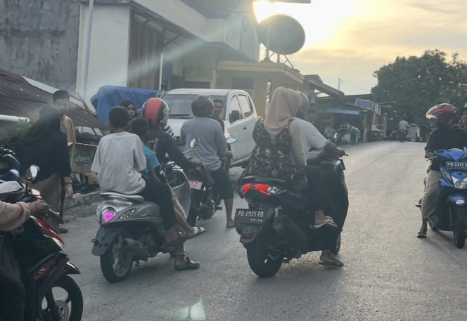 
					Remaja Masjid Taqwa Sorpeha Bagikan Takjil kepada Pengguna Jalan