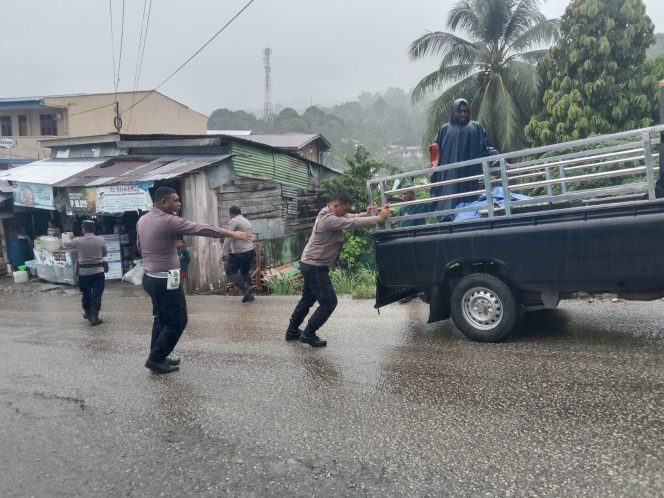 
					Polisi Fakfak Sigap! Bantu Mobil Tak Kuat Menanjak dan Evakuasi Korban Laka