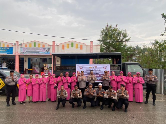 
					Humanis di Bulan Ramadhan, Kapolres Fakfak Bersama Anggota Bagikan Takjil